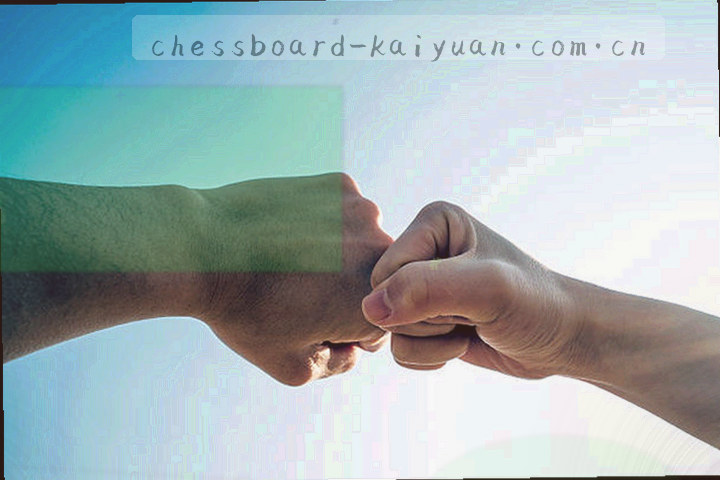 桌面端界面局部与棋盘特写并置，画面做叠色处理