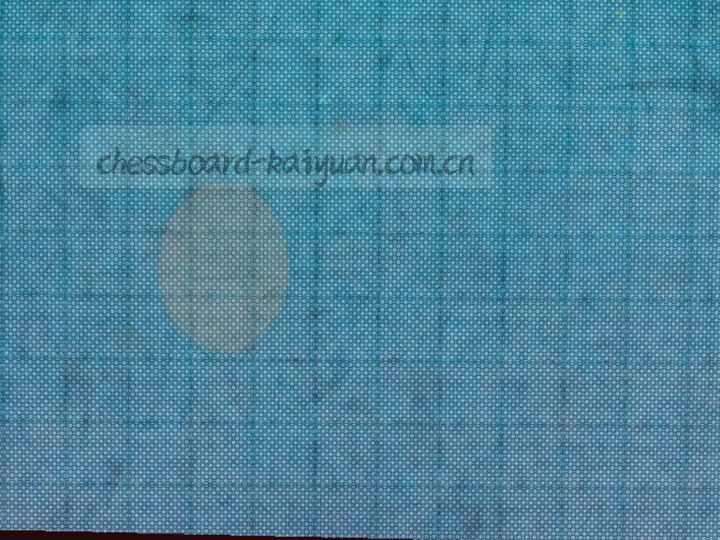 俯拍木纹棋盘上散落棋子的微距特写，单色调偏深墨，画面中没有人物